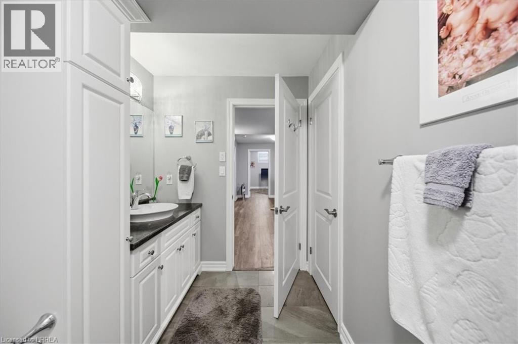 4 LYNNDALE Road - 37