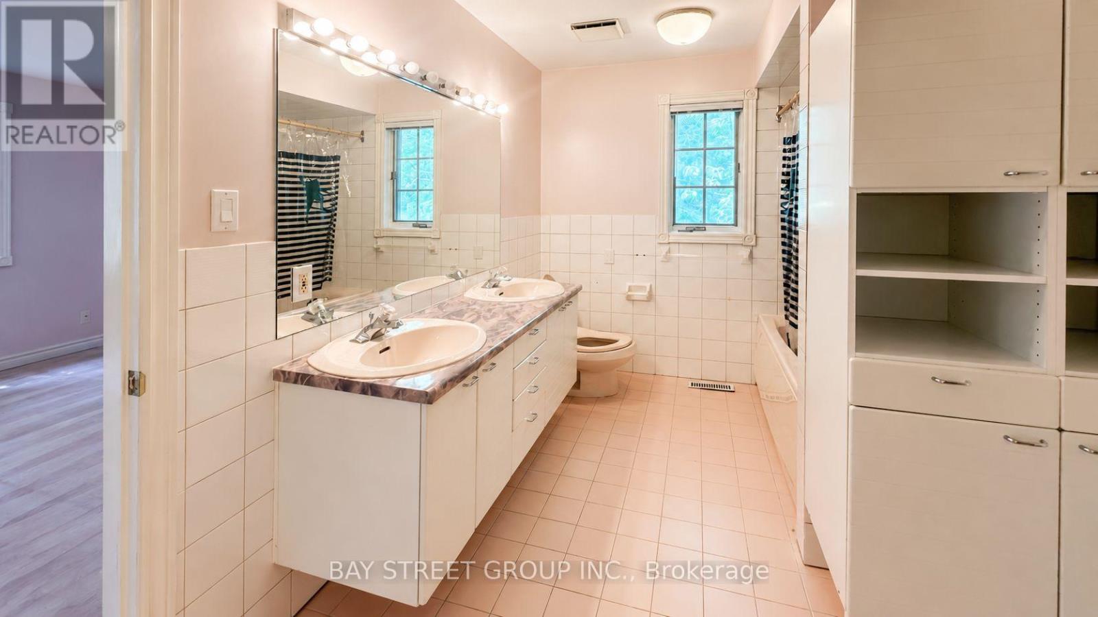 6 HUNT CLUB COURT - 29