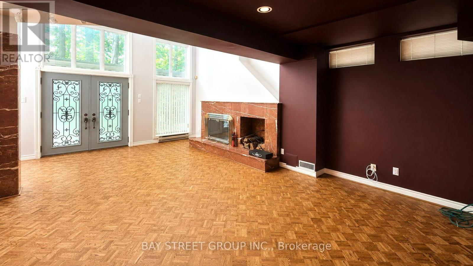 6 HUNT CLUB COURT - 32