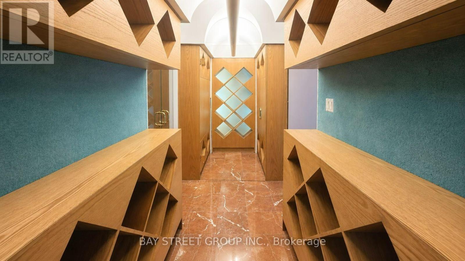 6 HUNT CLUB COURT - 34