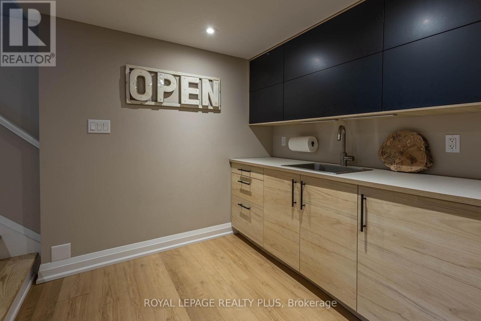 884 EAGLE DRIVE - Image 33