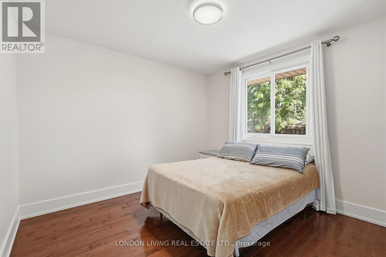 54 NICHOLAS CRESCENT - 21