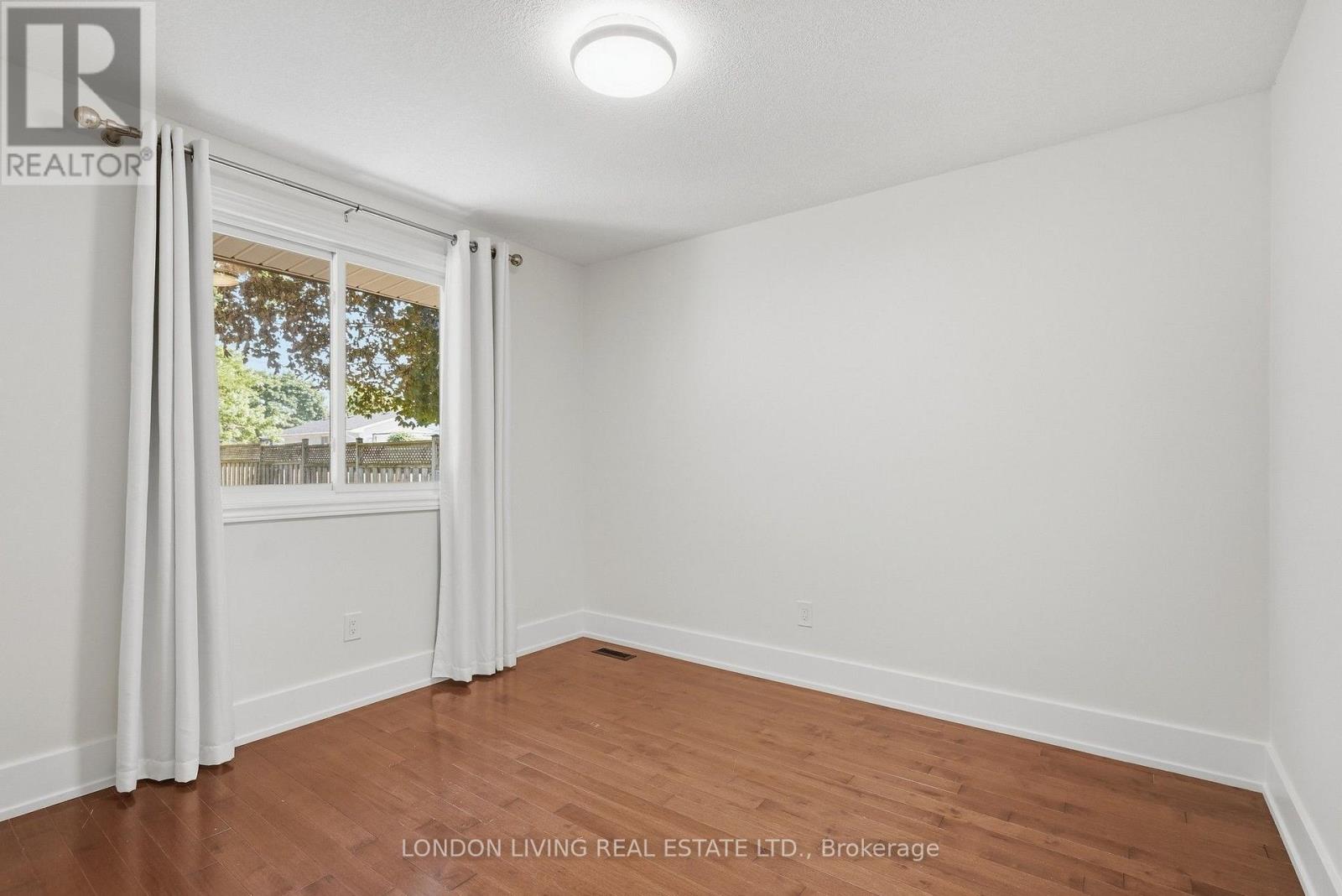 54 NICHOLAS CRESCENT - 23