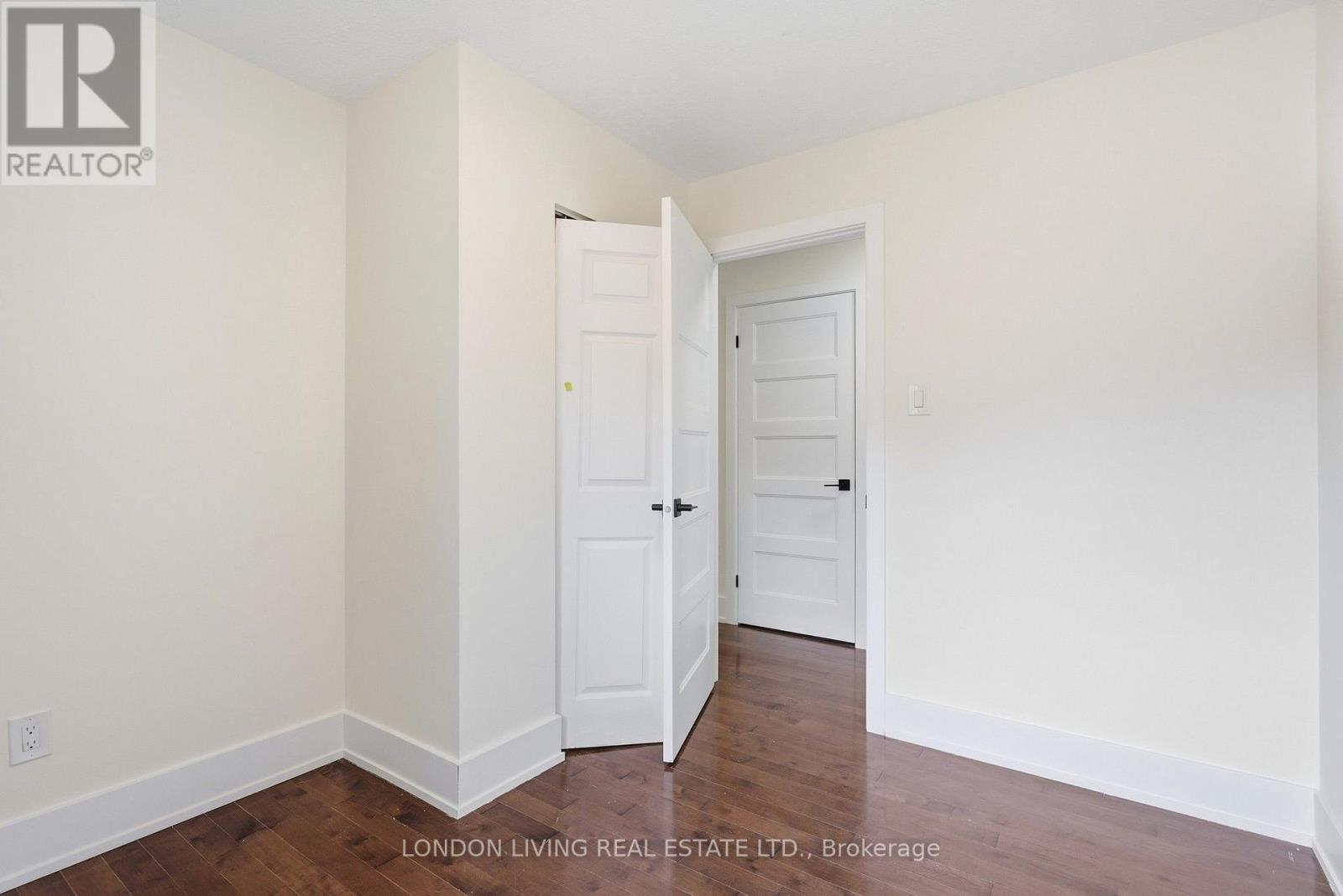 54 NICHOLAS CRESCENT - 27