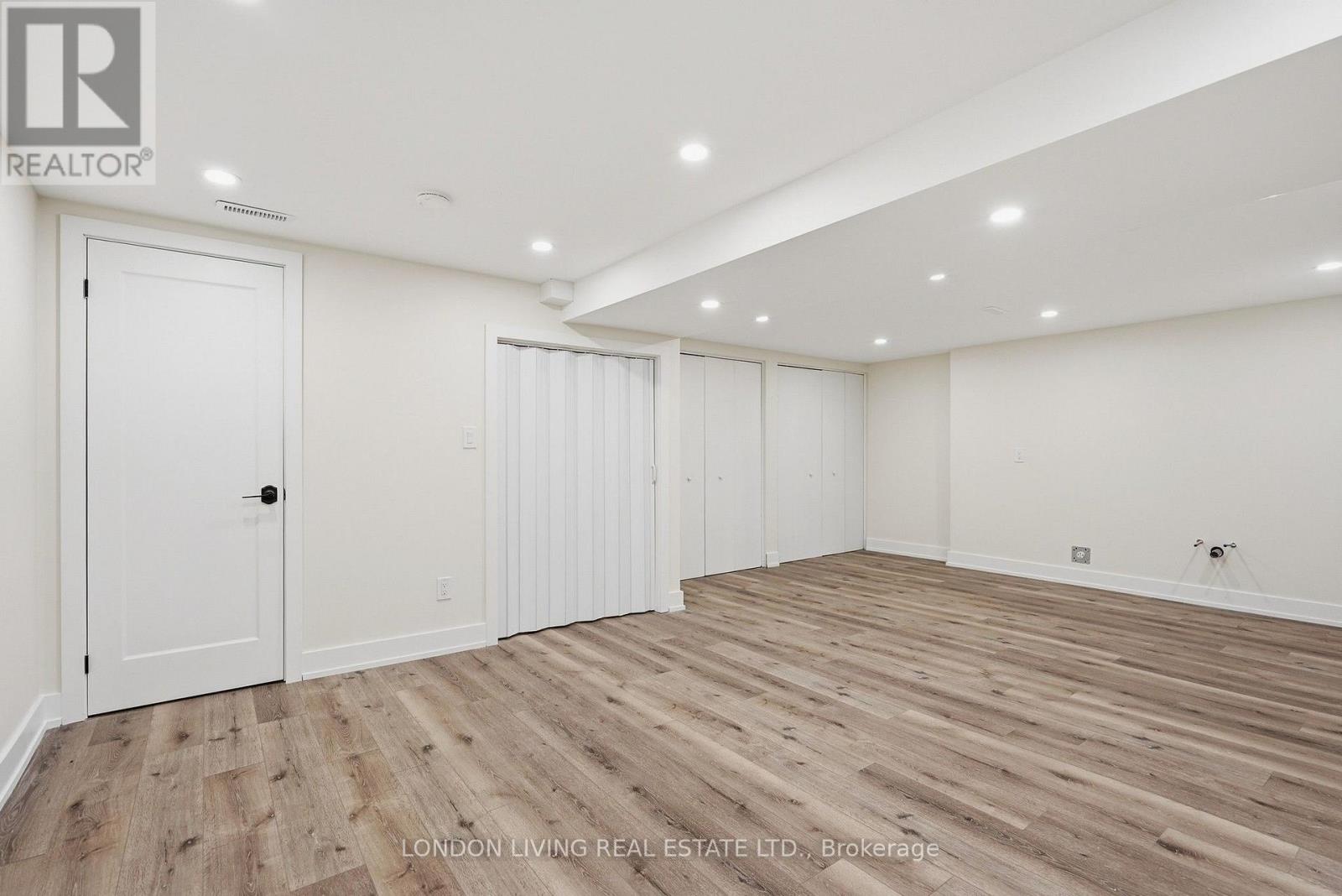 54 NICHOLAS CRESCENT - 31