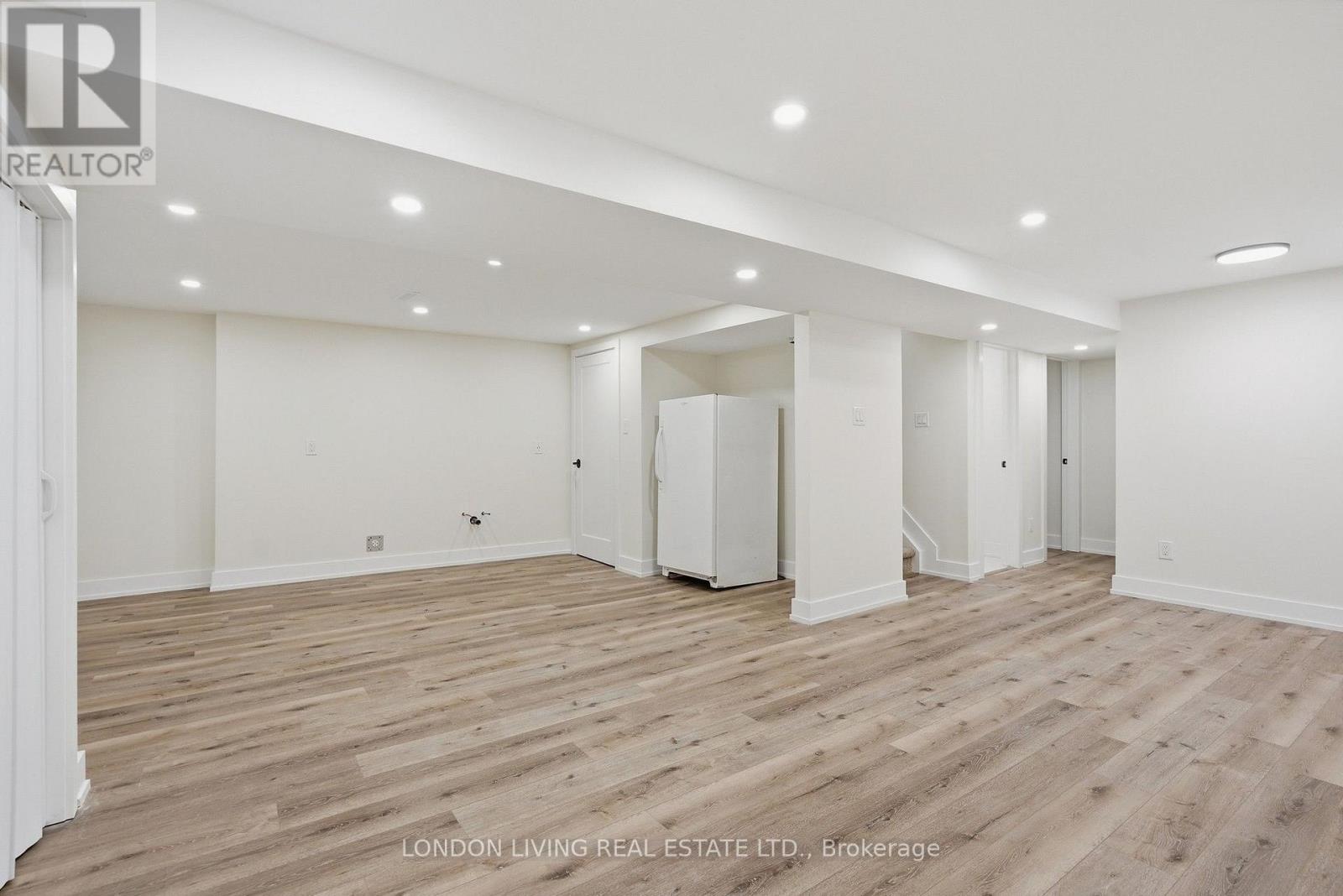 54 NICHOLAS CRESCENT - 33