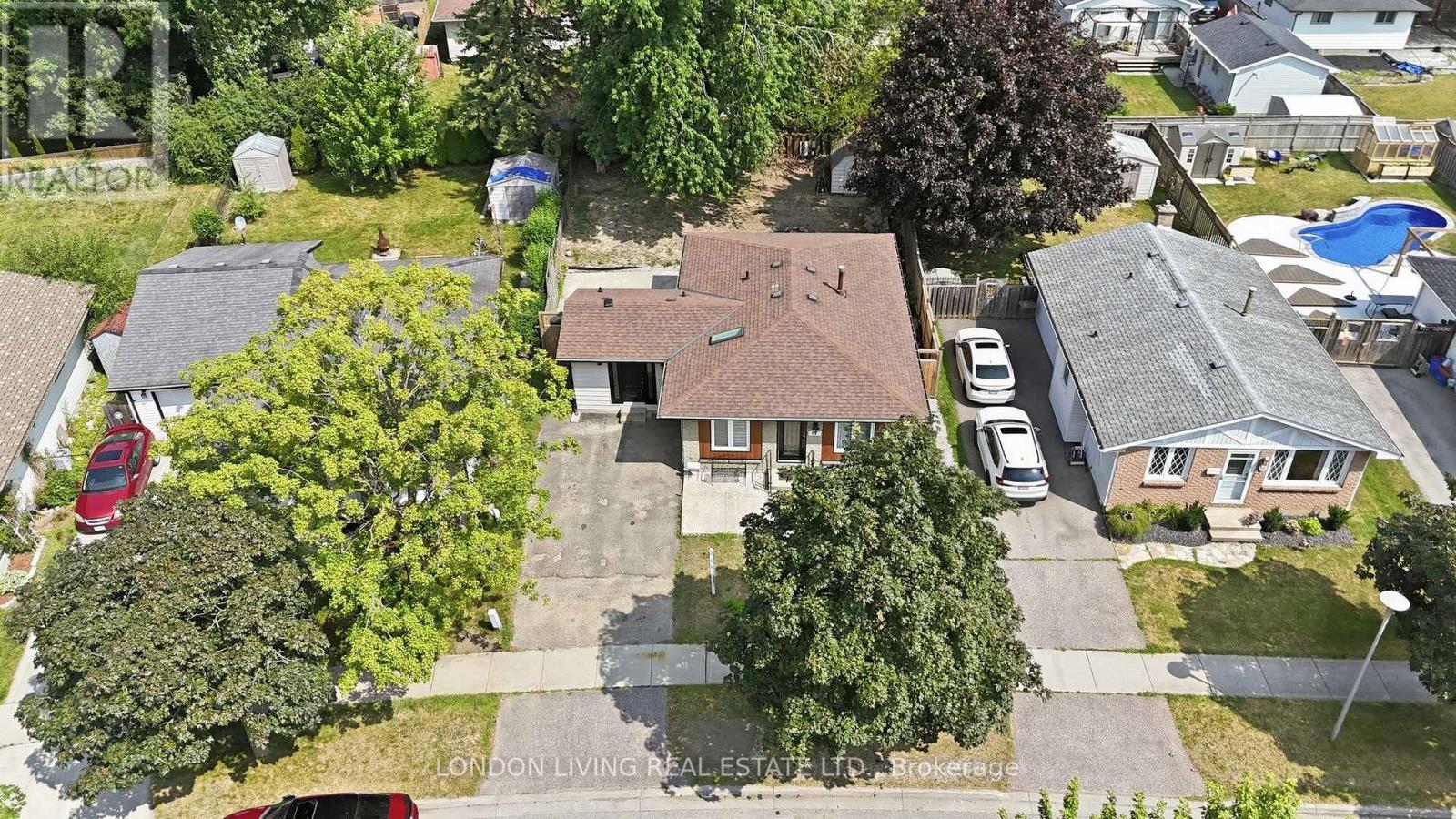 54 NICHOLAS CRESCENT - 3