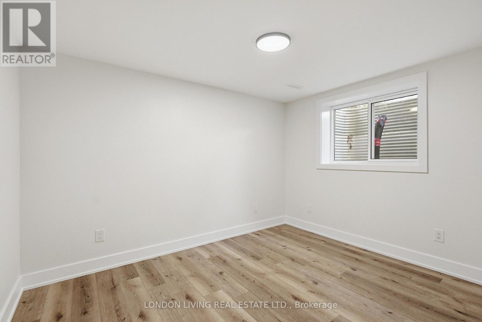 54 NICHOLAS CRESCENT - 35