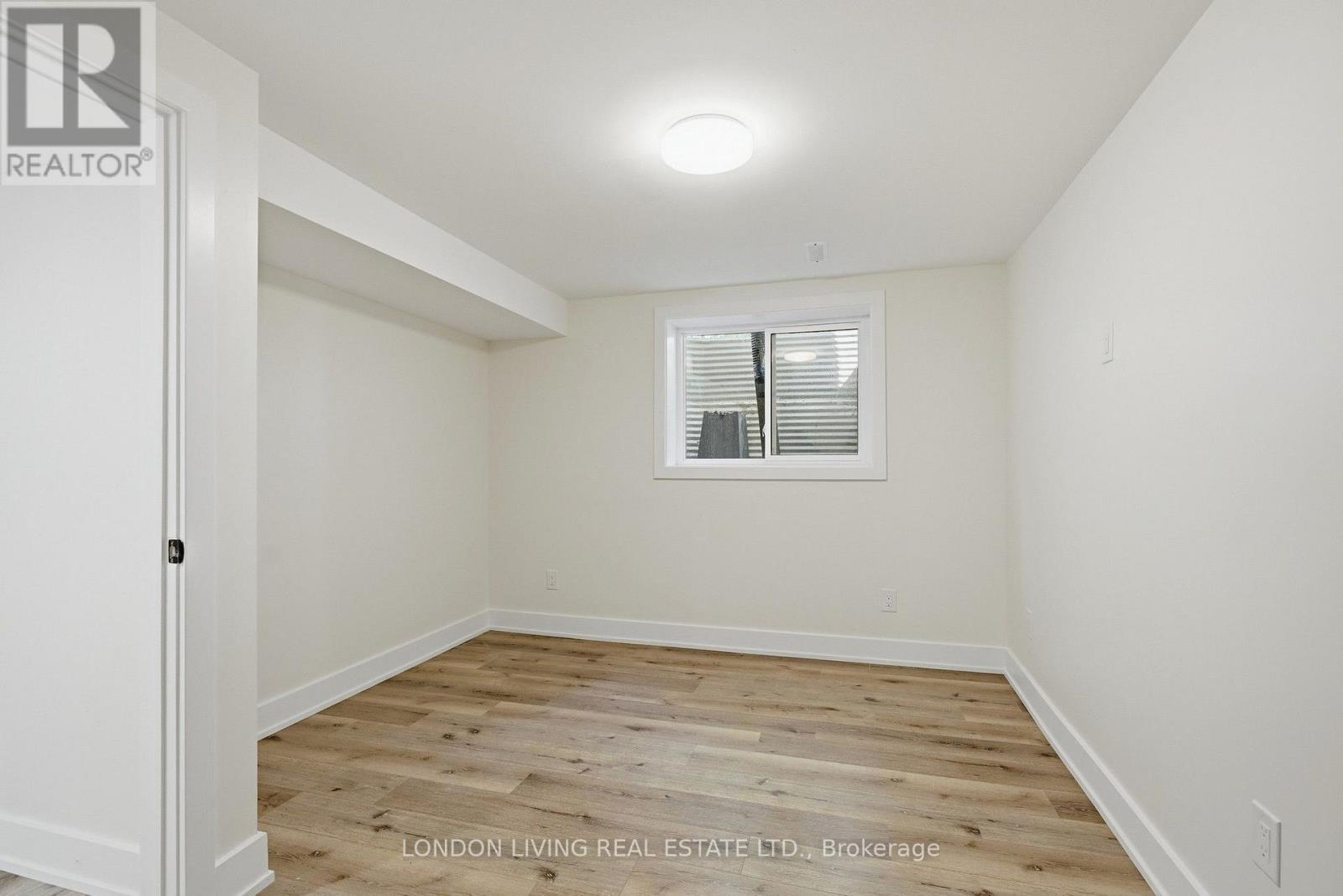 54 NICHOLAS CRESCENT - 37