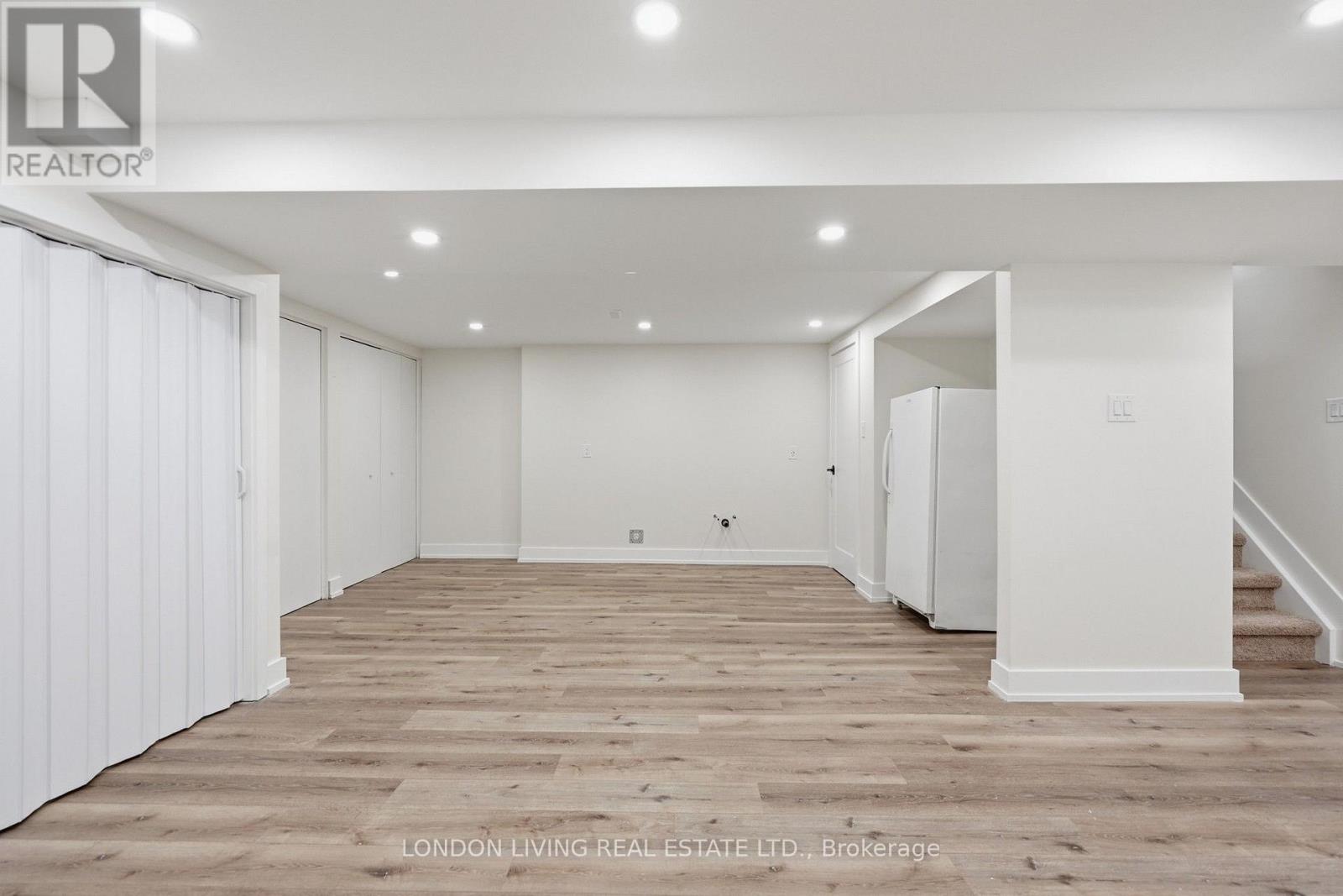 54 NICHOLAS CRESCENT - 32