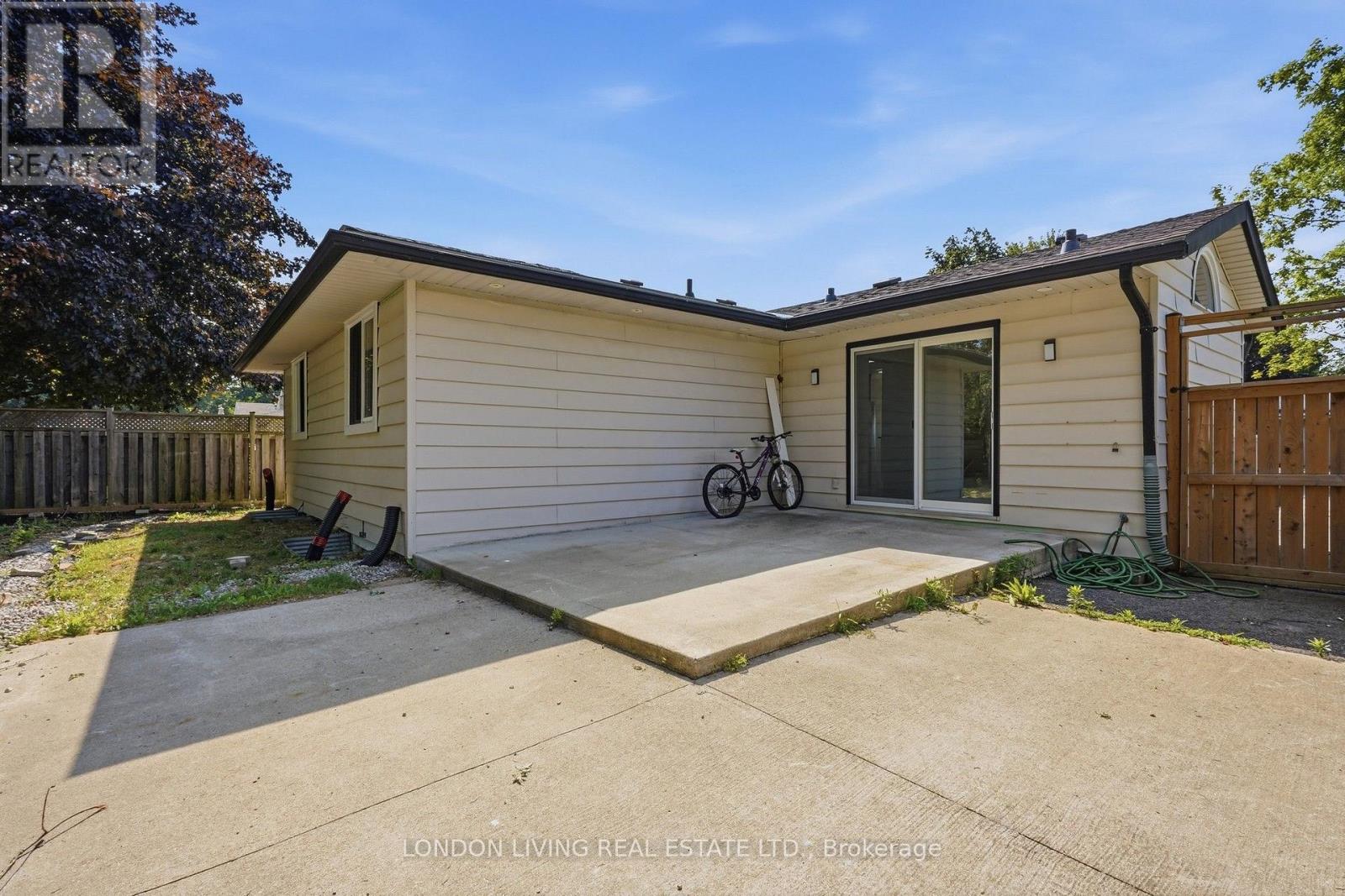 54 NICHOLAS CRESCENT - 43