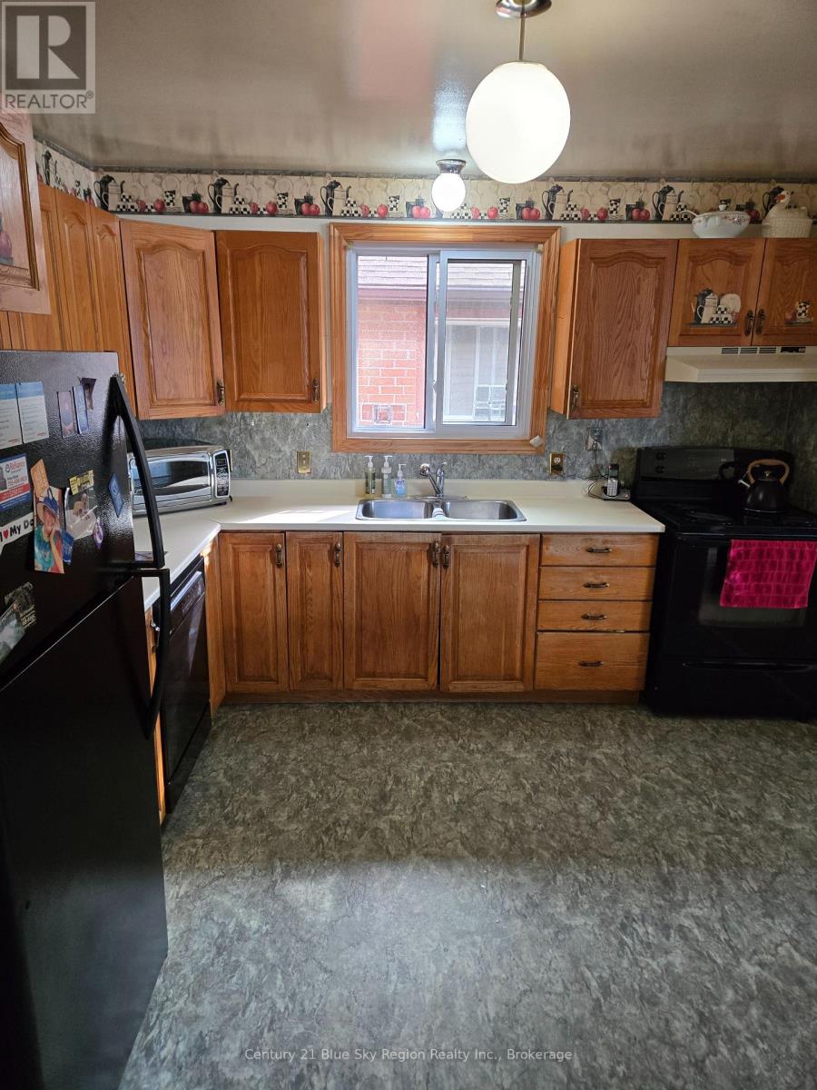 996 METCALFE STREET - 6