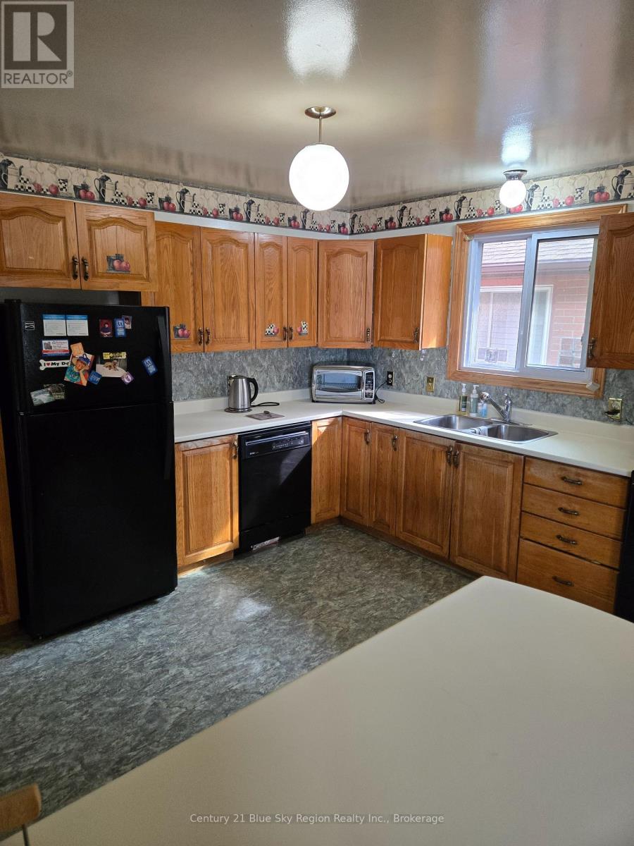 996 METCALFE STREET - 7