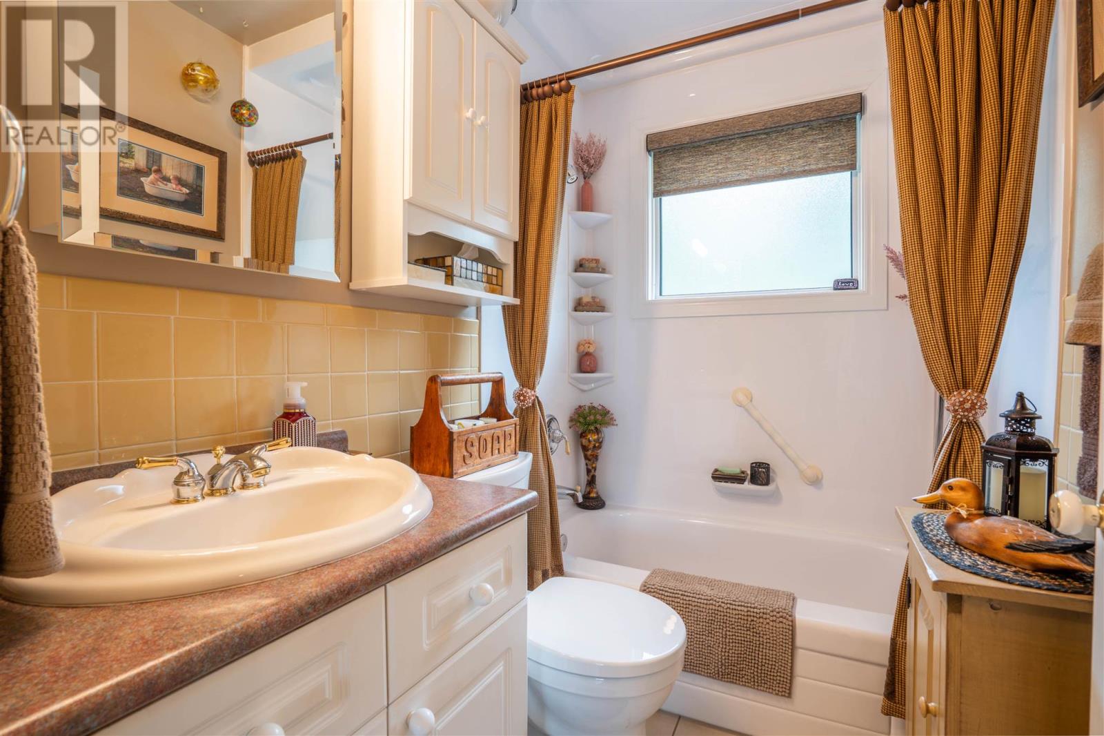 32 Bainbridge ST - 15
