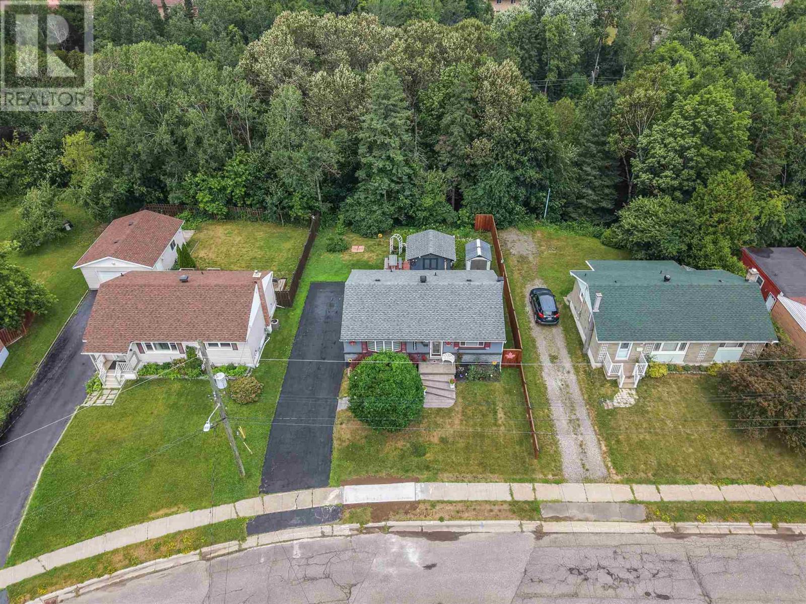 32 Bainbridge ST - 36