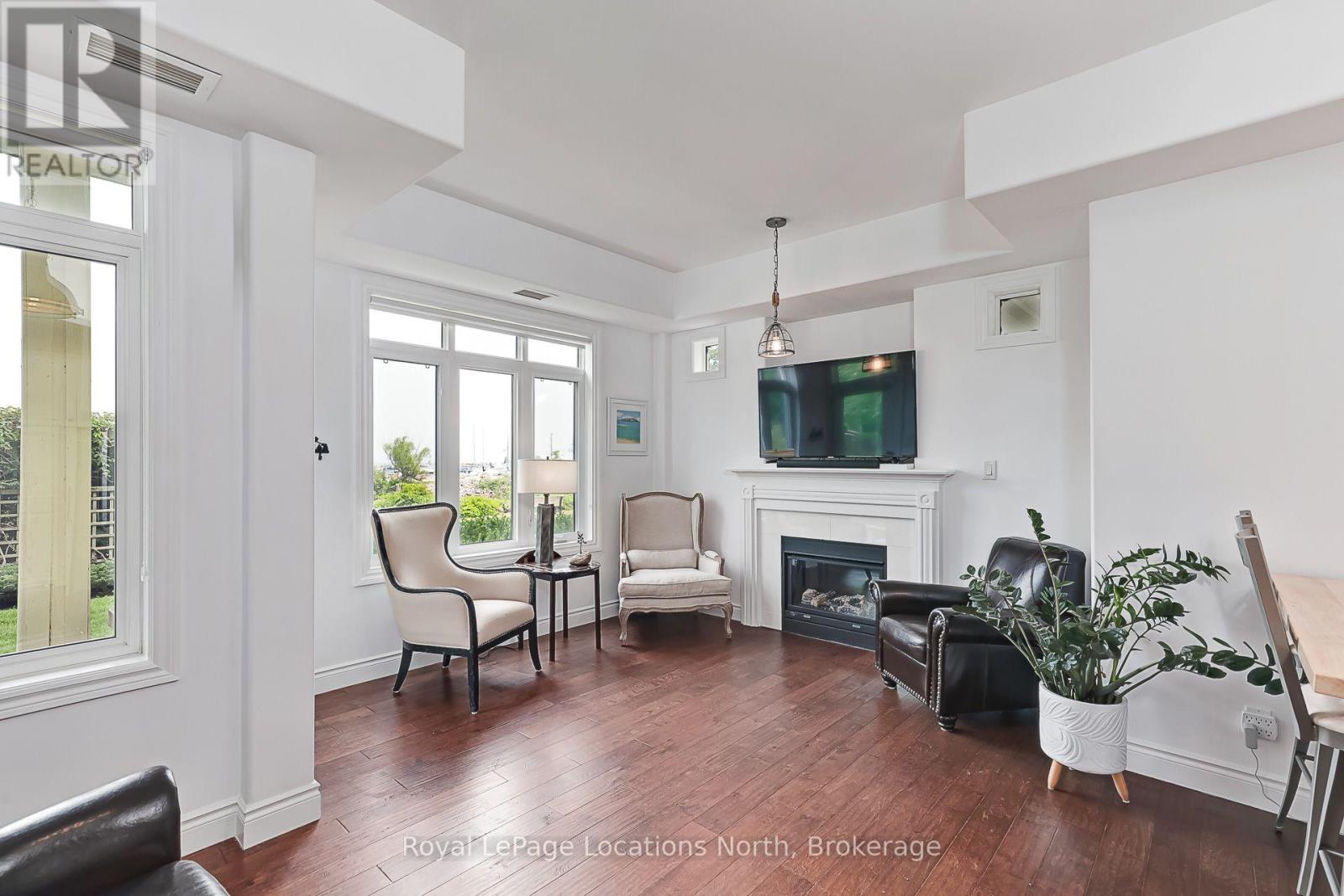 #103 10 BAY STREET E - 10