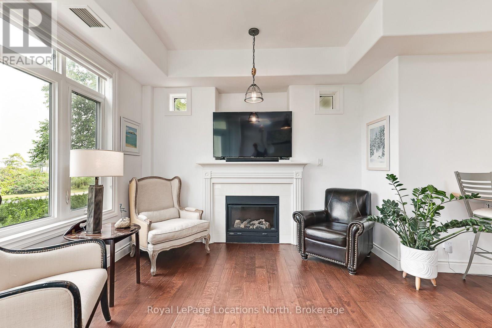 #103 10 BAY STREET E - 11
