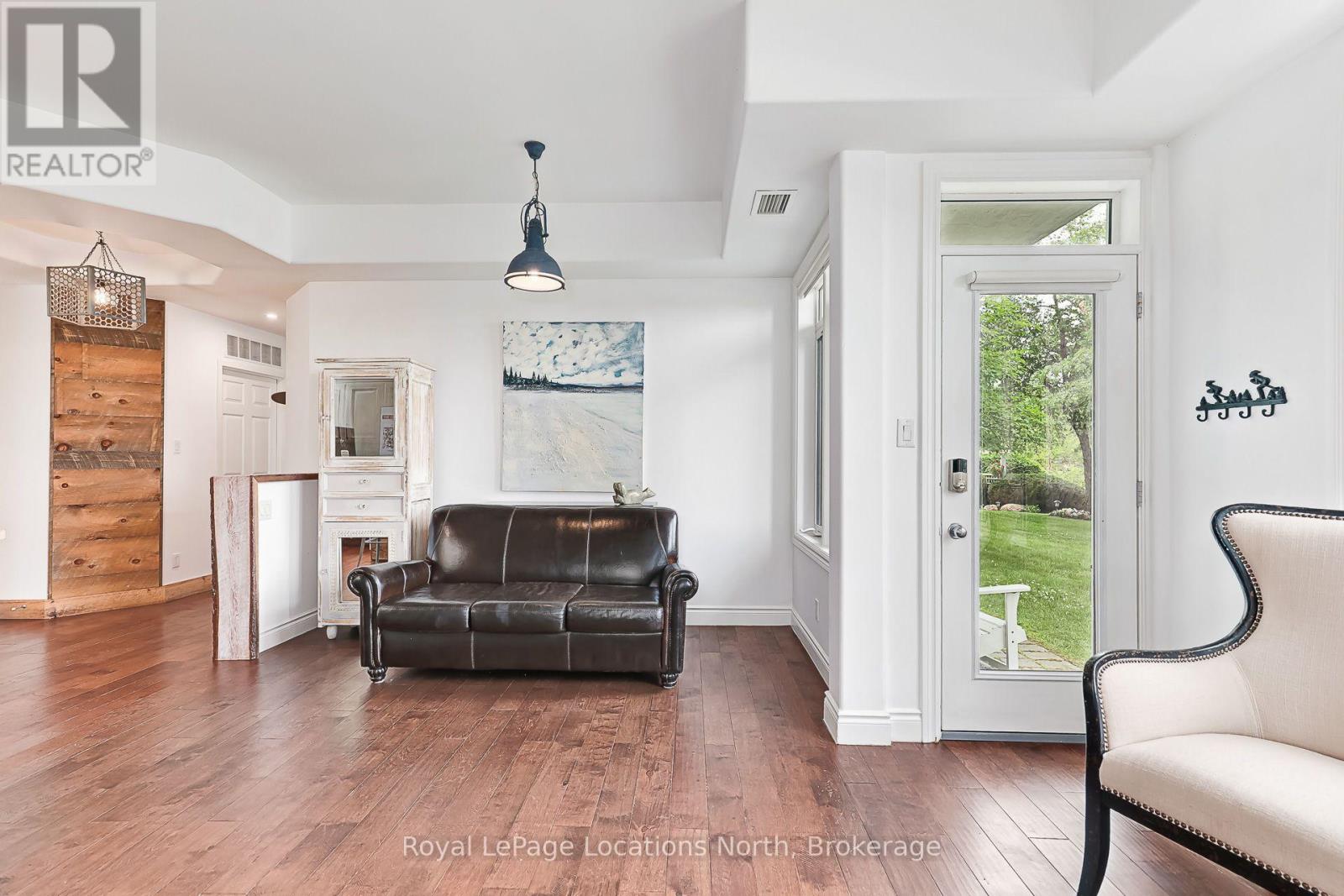 #103 10 BAY STREET E - 12