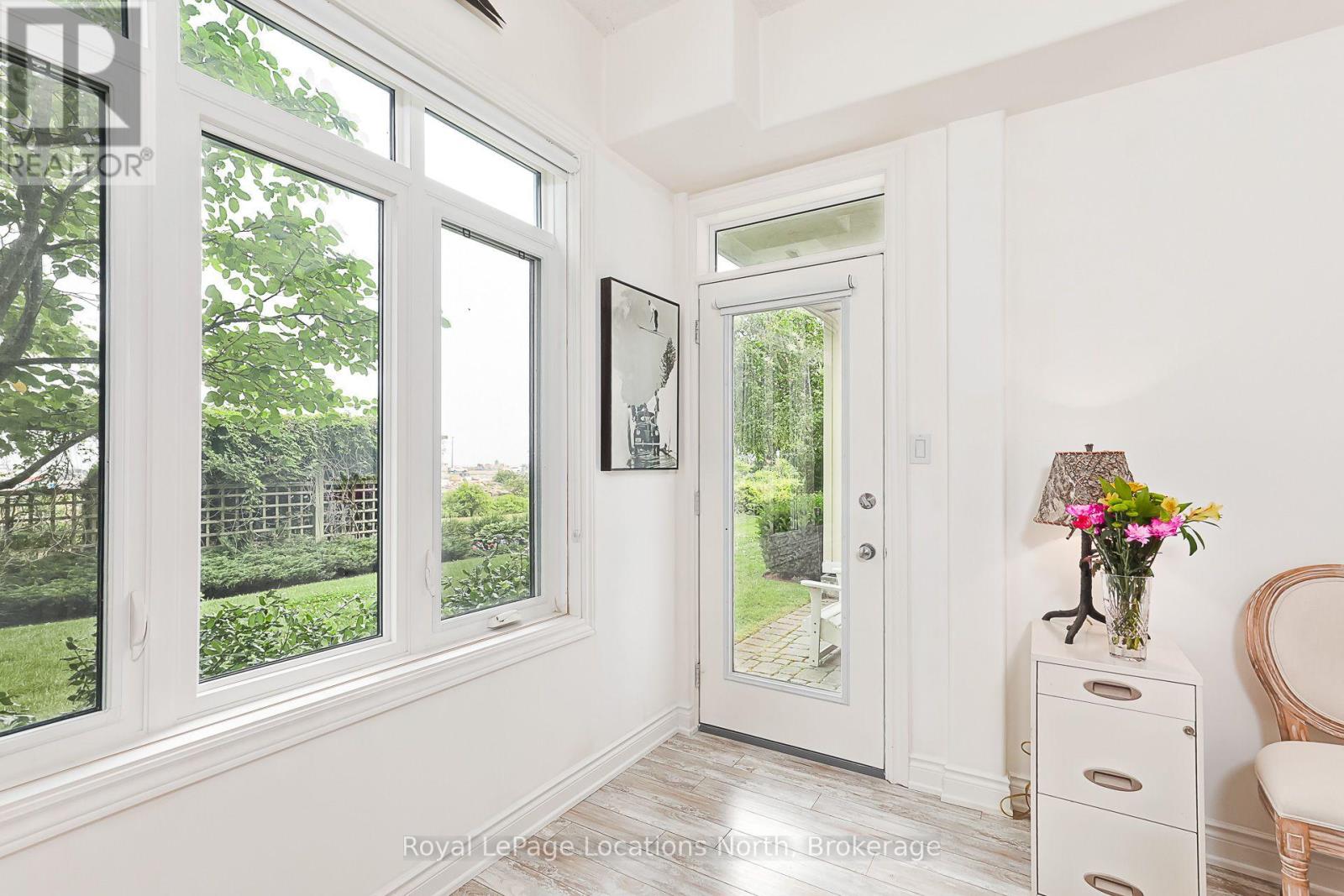 #103 10 BAY STREET E - 17