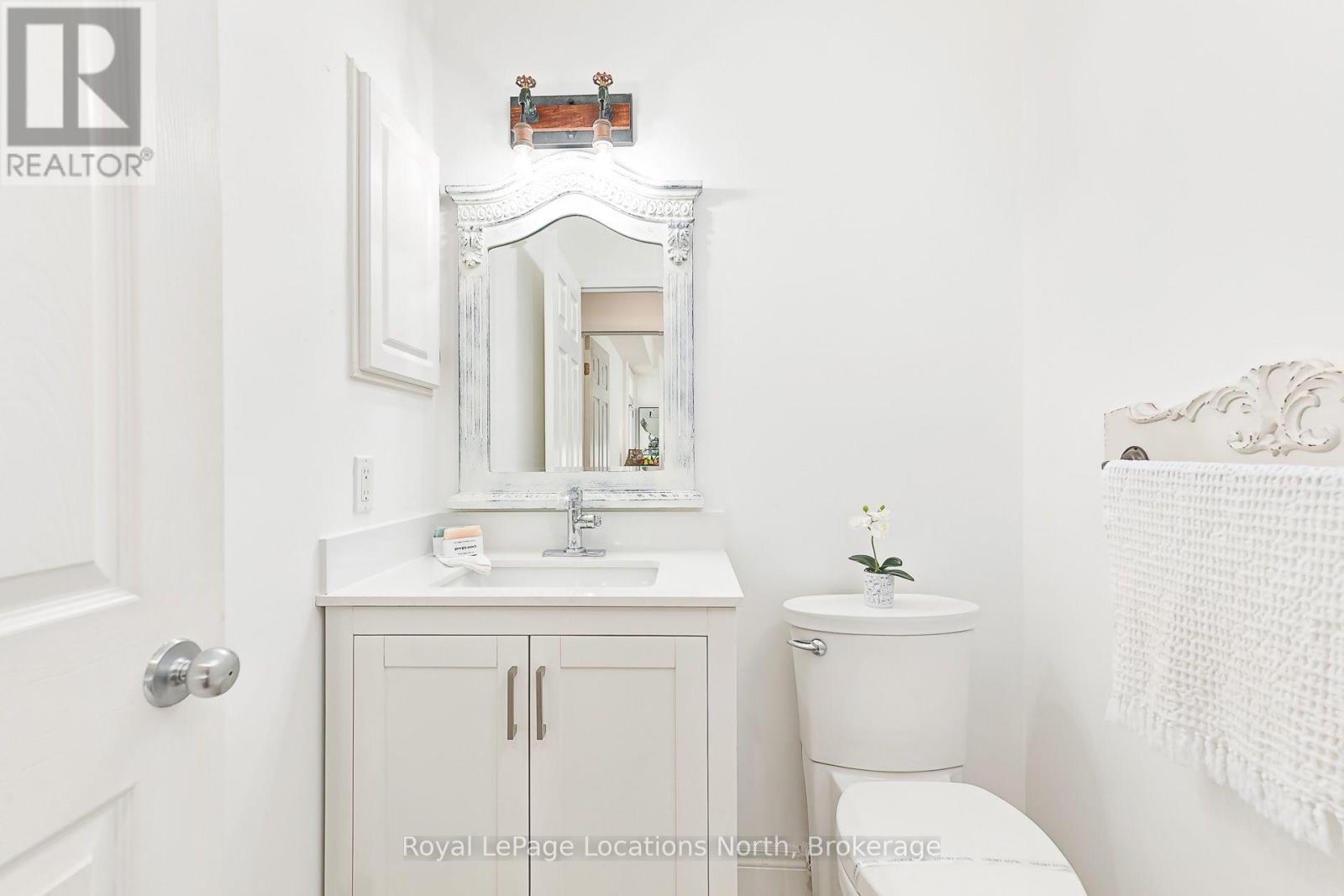 #103 10 BAY STREET E - 21