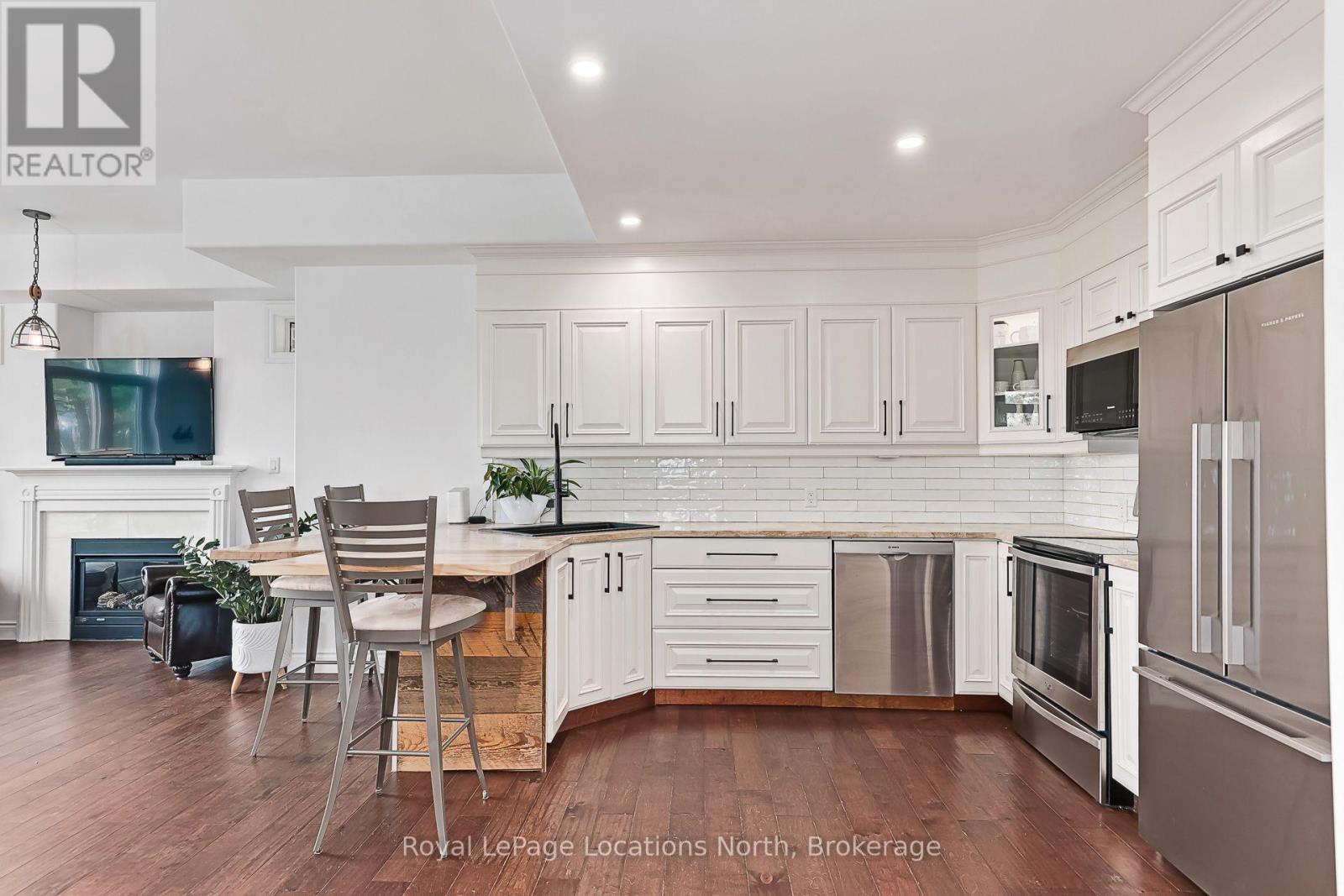 #103 10 BAY STREET E - 5