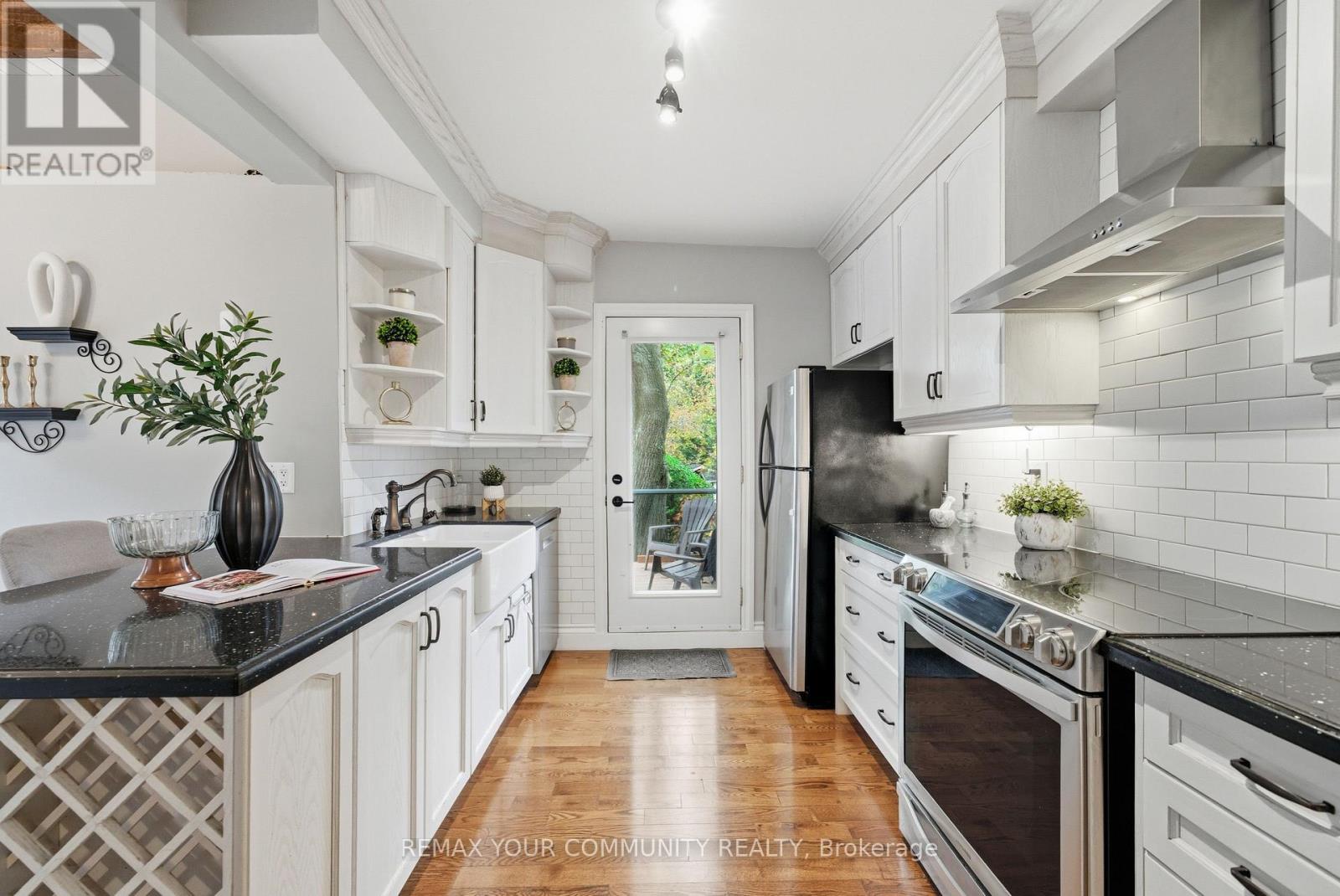30 ELIZABETH STREET S - 12