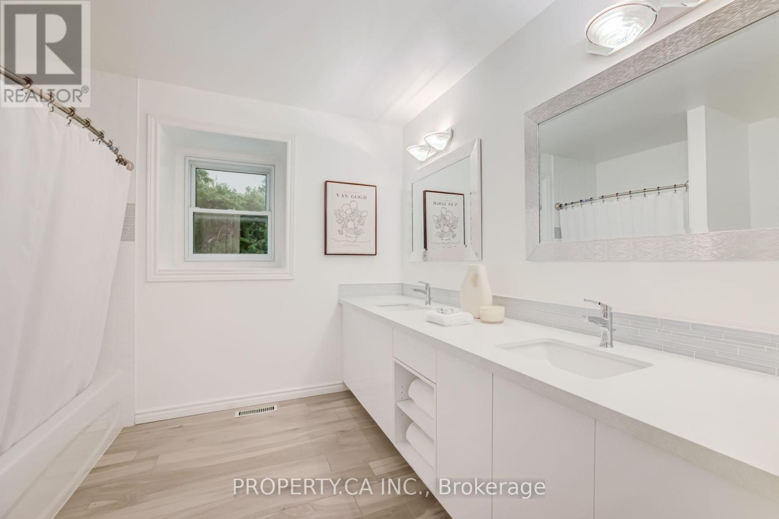 143 CAMBRIDGE CRESCENT - 32