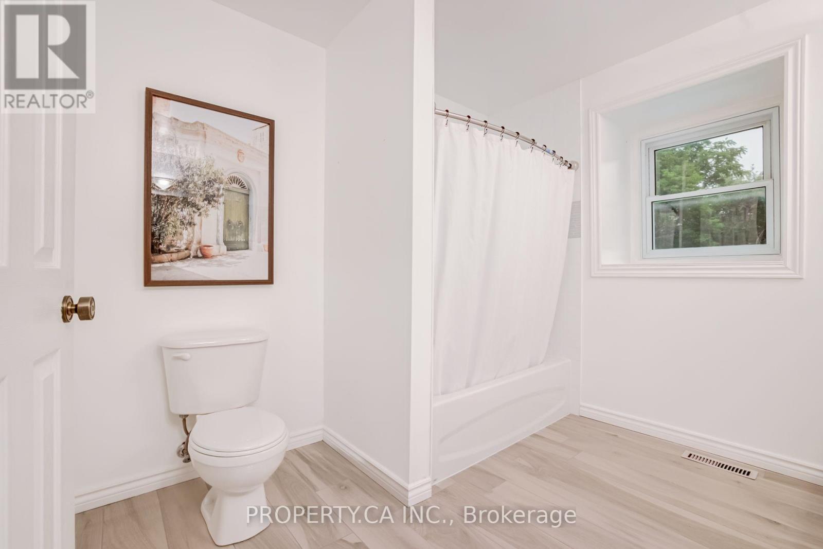 143 CAMBRIDGE CRESCENT - 33