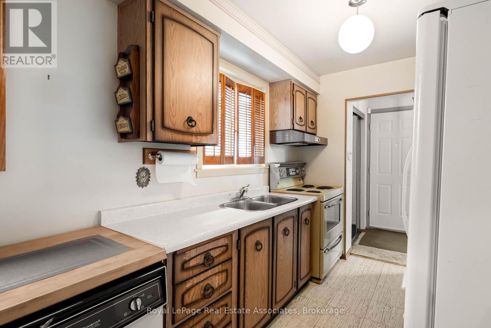 256 ARCHDEKIN DRIVE - 9