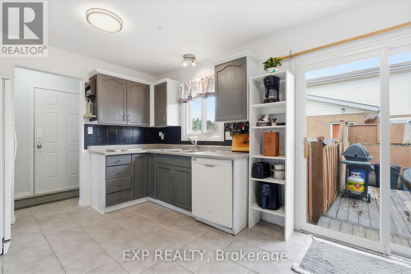 8 ABBOTT LANE - 15