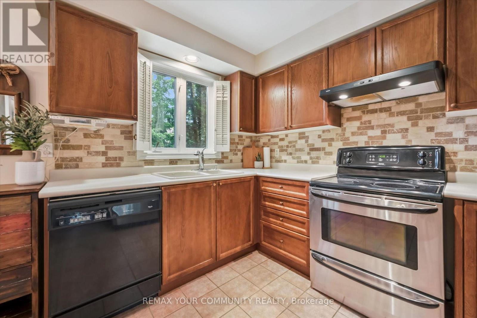 428 UNION STREET W - 11