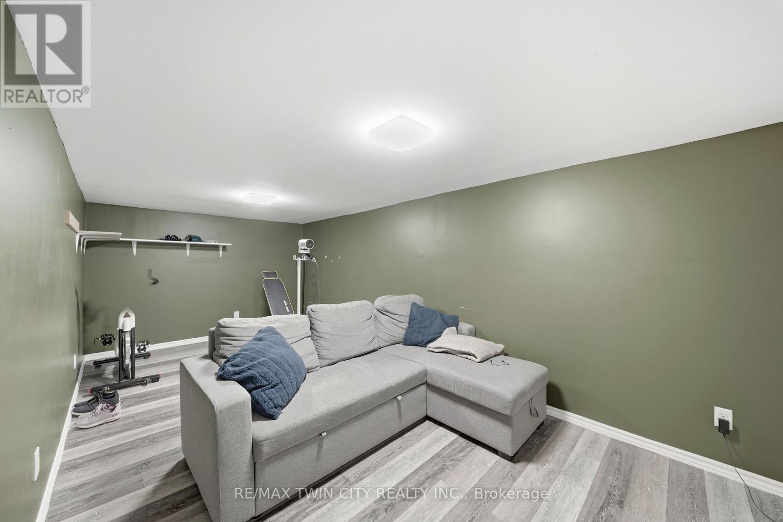 7 GLENDAN COURT - 28