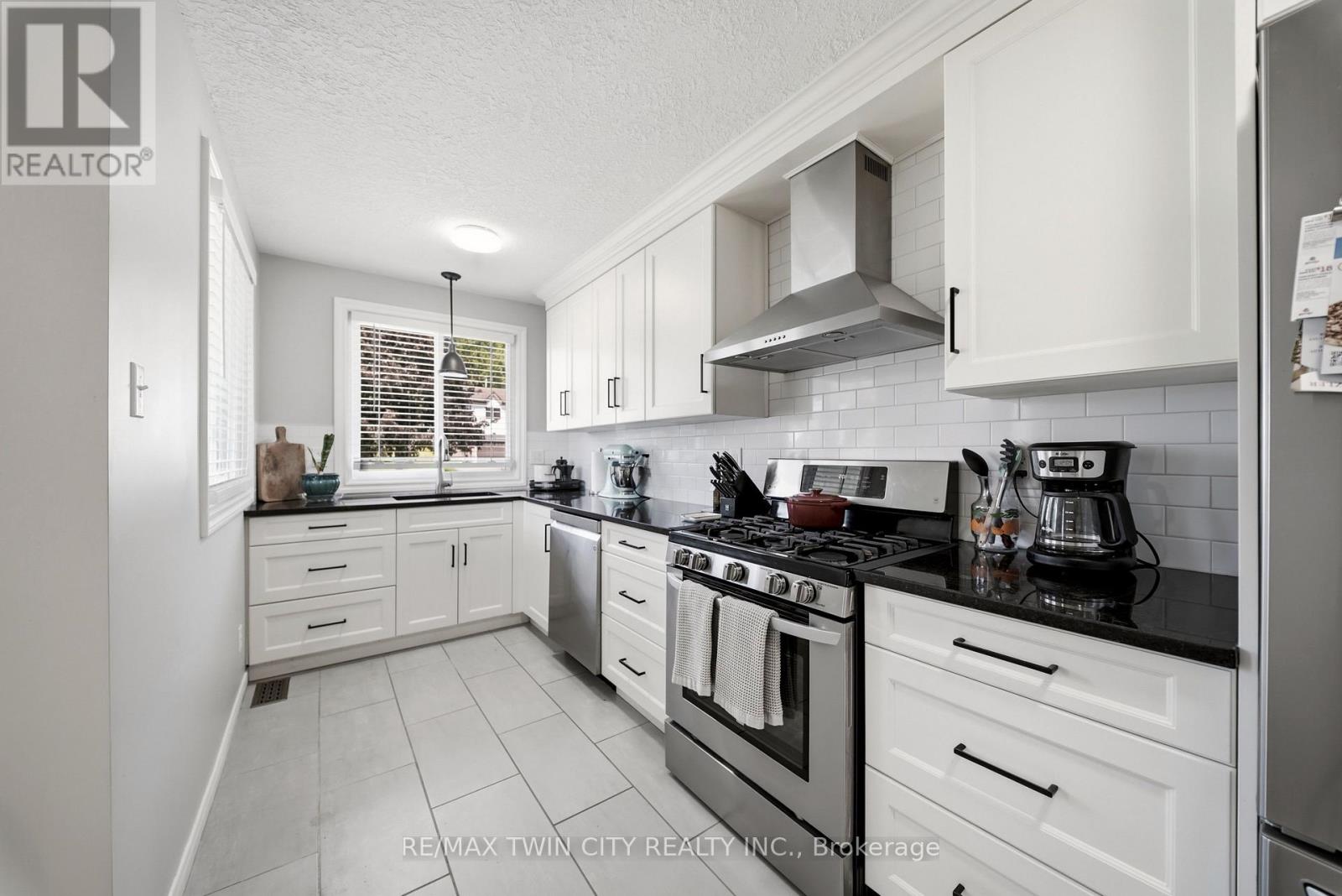 7 GLENDAN COURT - 9