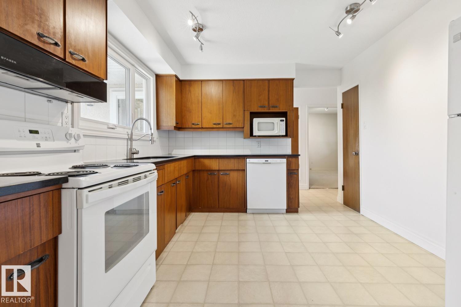 11519 42 AV NW - 10