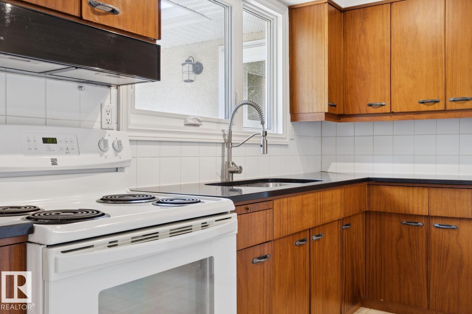 11519 42 AV NW - 9