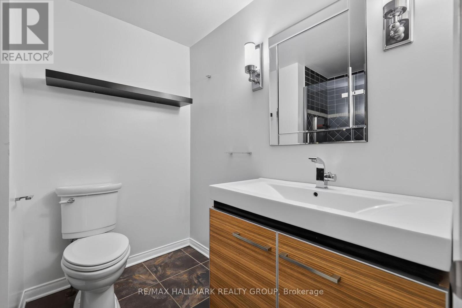 #22 290 CATHCART STREET - 22