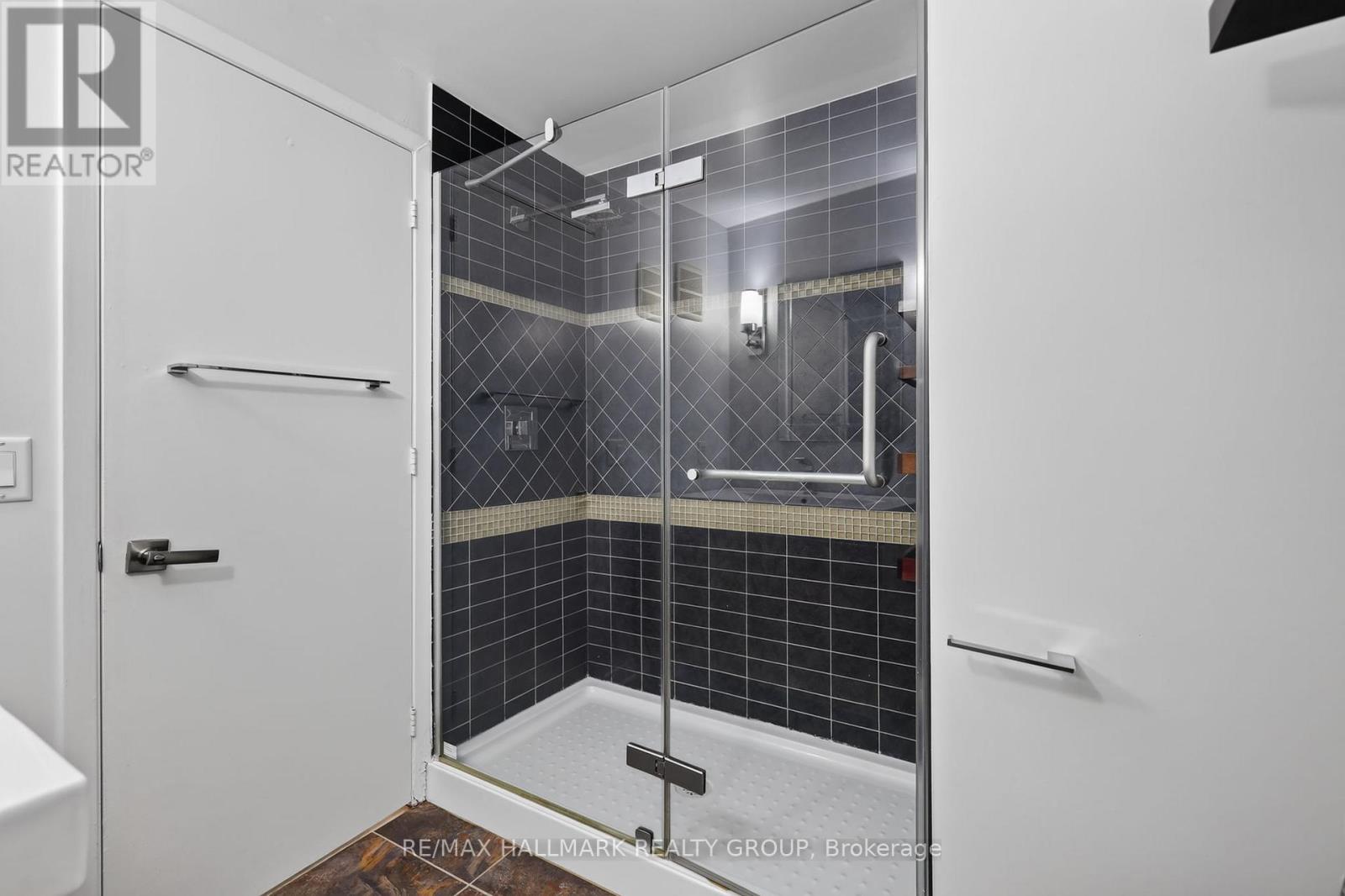 #22 290 CATHCART STREET - 23
