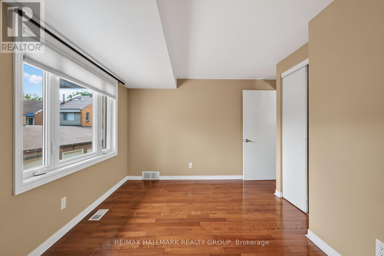 #22 290 CATHCART STREET - 26