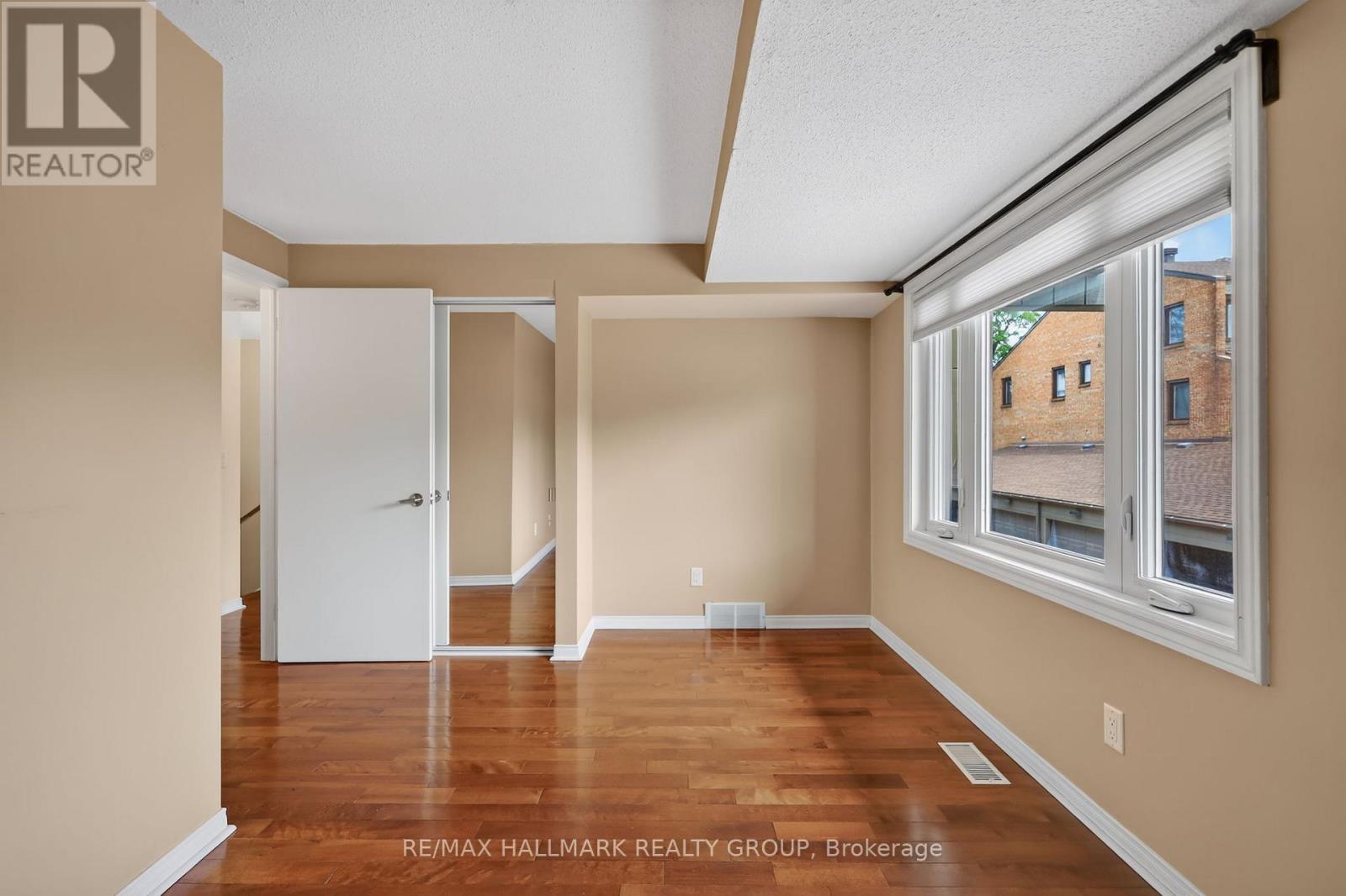 #22 290 CATHCART STREET - 29