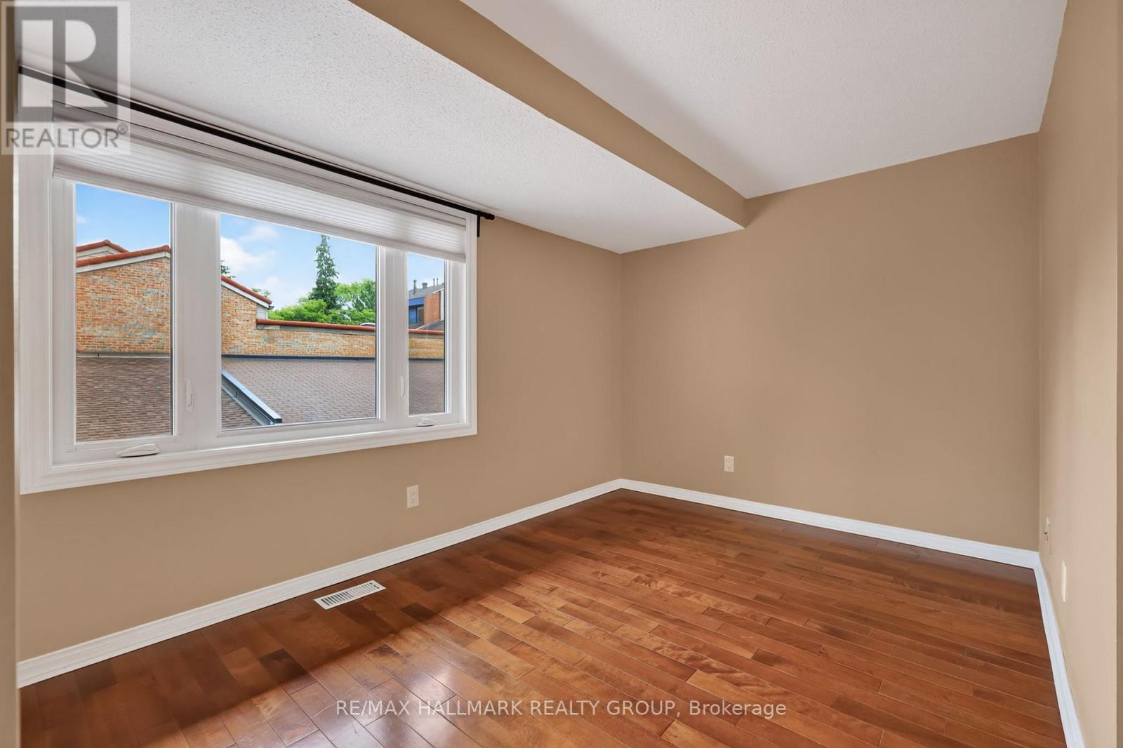 #22 290 CATHCART STREET - 30