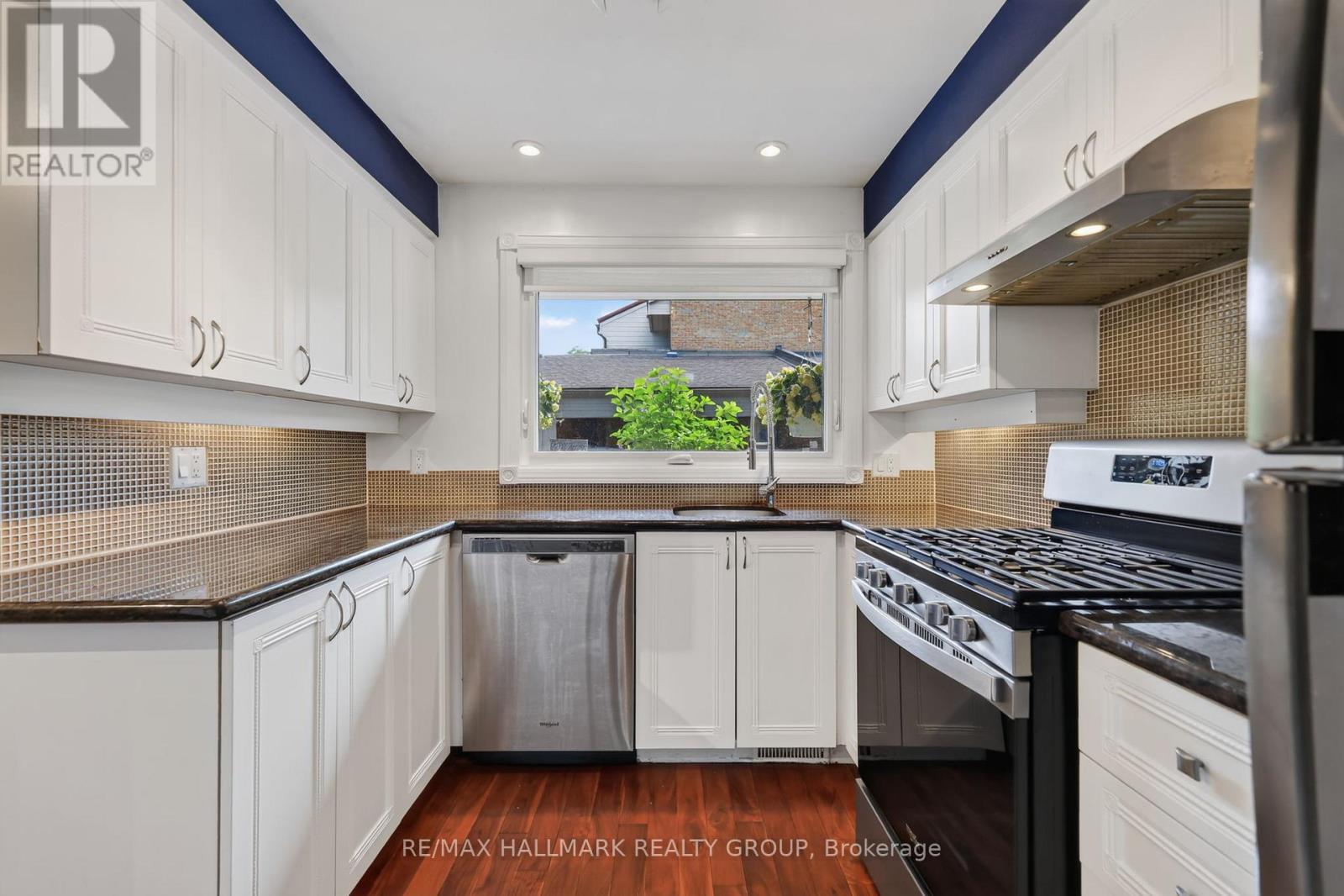 #22 290 CATHCART STREET - 6