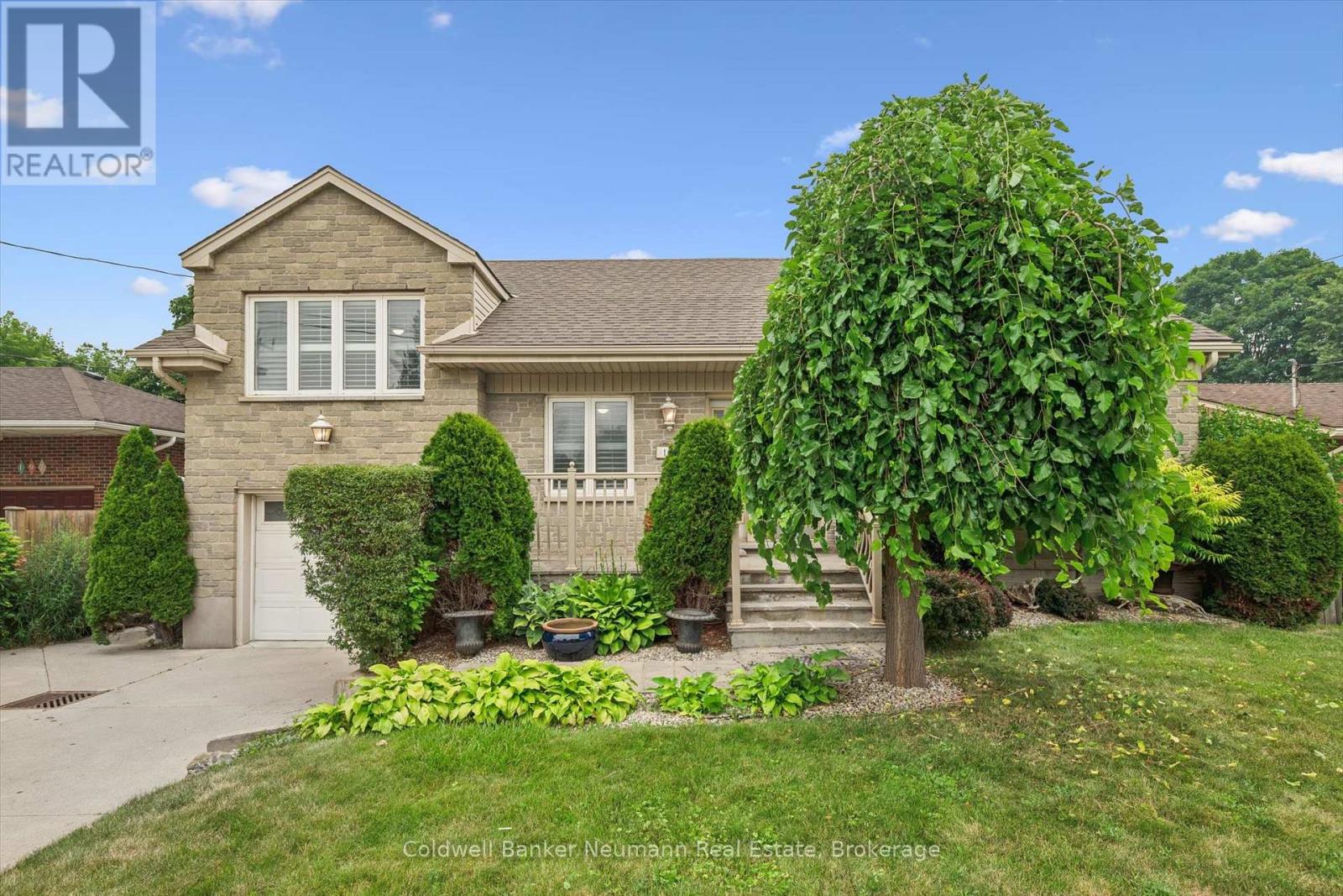 195 VICTORIA ROAD N - 3