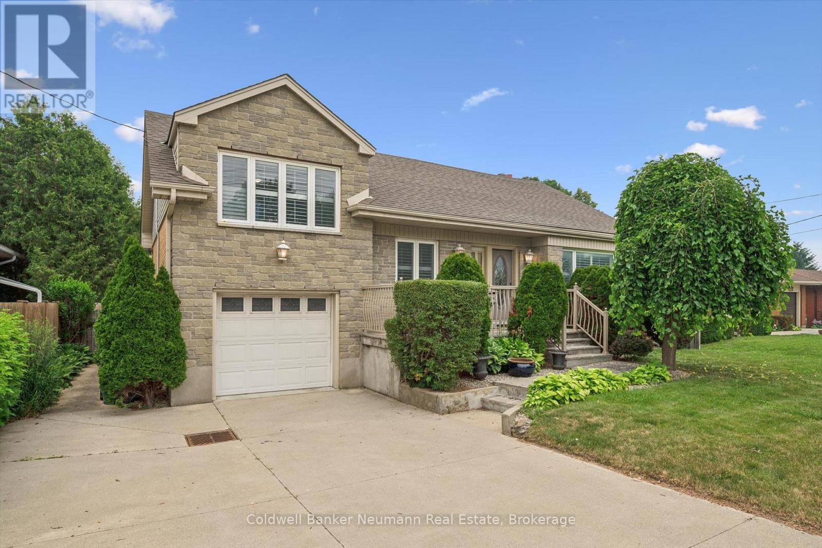 195 VICTORIA ROAD N - 1