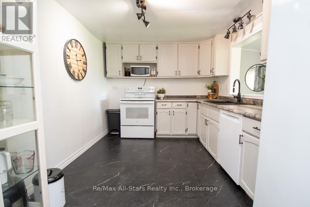 9 RIVERSIDE DRIVE - 16