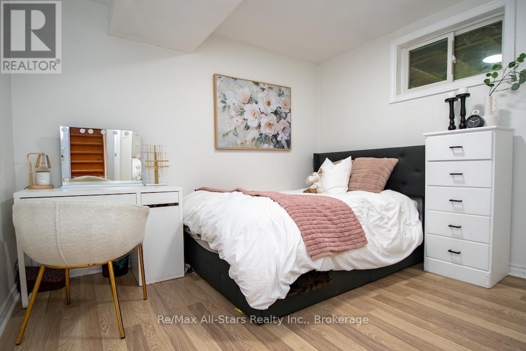 9 RIVERSIDE DRIVE - 27