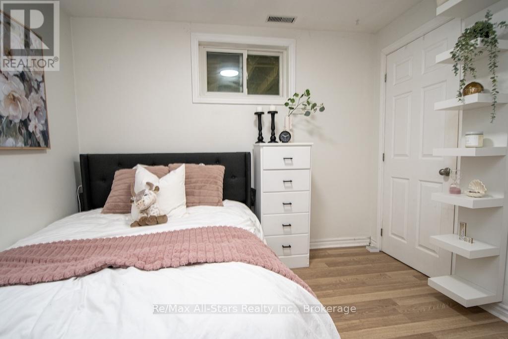 9 RIVERSIDE DRIVE - 28