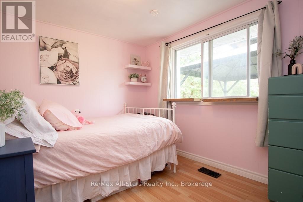 9 RIVERSIDE DRIVE - 31