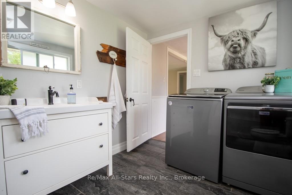 9 RIVERSIDE DRIVE - 35
