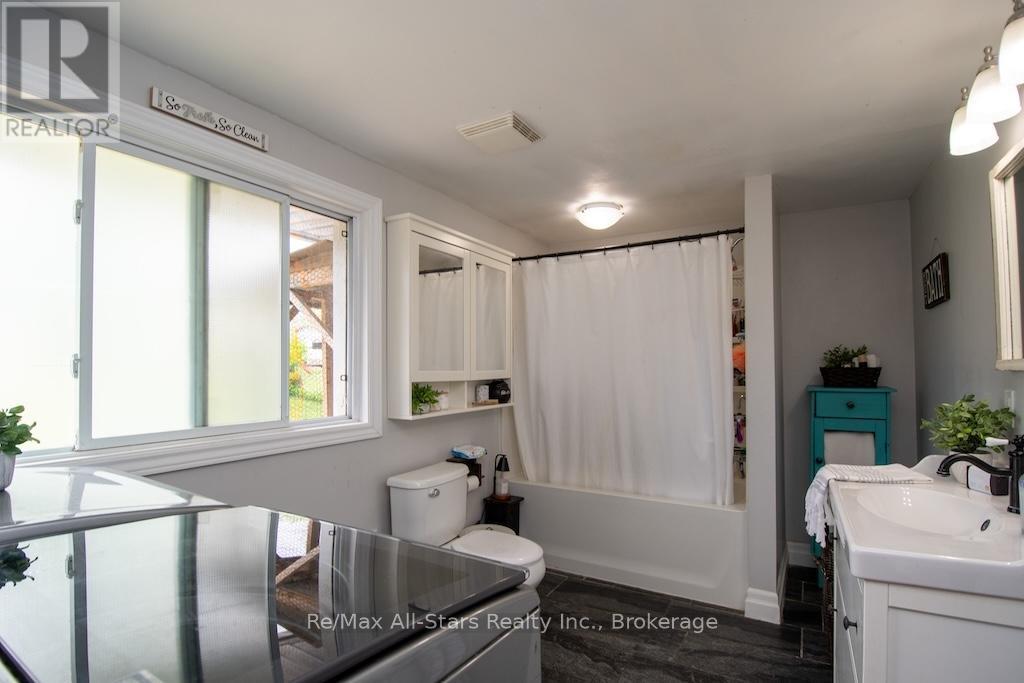 9 RIVERSIDE DRIVE - 36