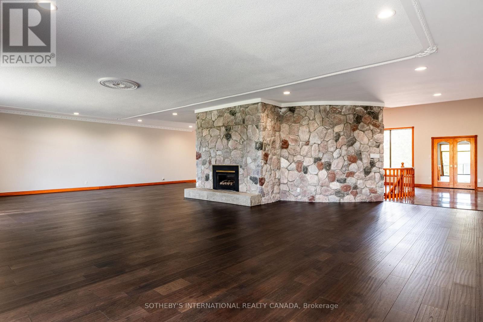 48 SCOTT CRESCENT - 18